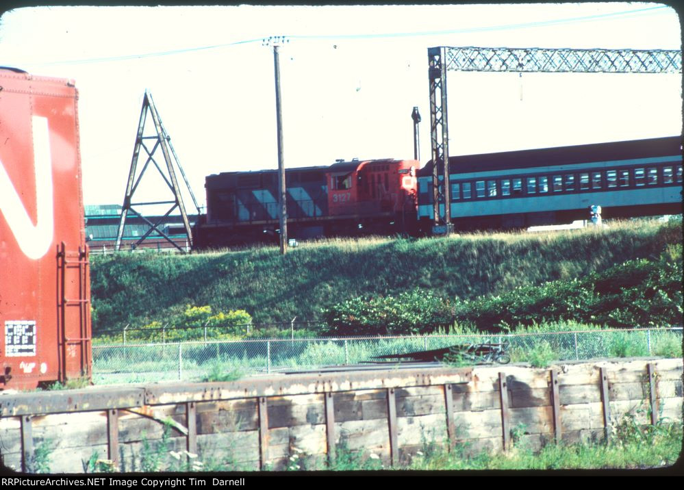 CN 3127 handles a commuter train